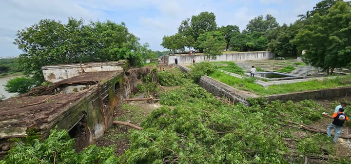 नांदेड शहराचे वैभव जशी गोदावरी नदी आहे, तसेच नंदगिरी किल्लाही आहे.