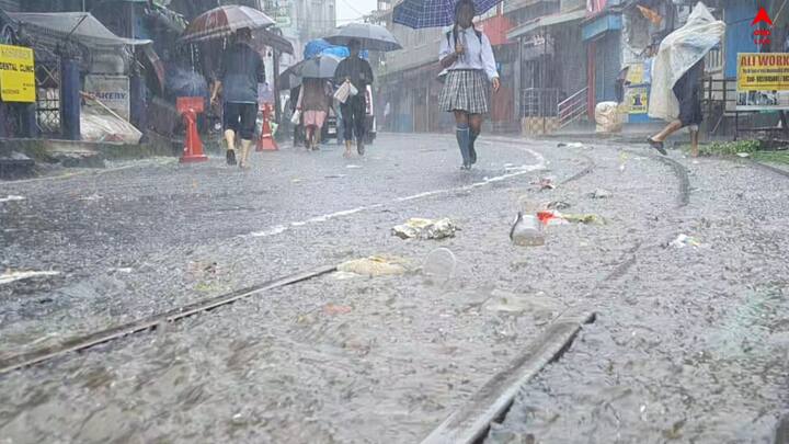 টয়ট্রেনের লাইন ও রাস্তাও ডুবেছে বৃষ্টির জলে।  স্কুল যাওয়ার সময় ও বাড়ি ফেরার সময় বিপাকে পড়ুয়ারাও।