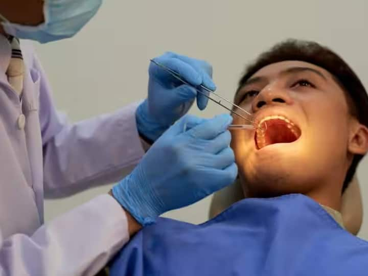 Oral Cancer: तंबाखूचं सेवन सिगारेट, गुटखा किंवा खैनीच्या स्वरुपात केलं जातं आणि यामुळे तोंडाचा कॅन्सर होऊ शकतो. तोंडाच्या कॅन्सरमुळे मृत्यूचा धोकाही असतो.