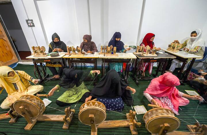 mygov.in ওয়েবসাইটে বলা হচ্ছে, ১৯০৫ সালের ৭ আগস্ট স্বদেশি আন্দোলন শুরু হয়েছিল যার মাধ্যমে ব্রিটিশ পণ্যকে বর্জন করে দেশীয় পণ্য, বিশেষ করে দেশের তাঁতজাত দ্রব্য ব্যবহারের বার্তা দেওয়া হয়েছিল।