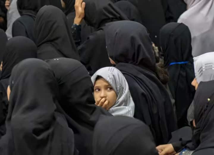 Iran Hijab Laws government punish women dont wear hijab clean dead bodies in morgue Iran Hijab Laws: हिजाब न पहनने वाली महिलाओं पर जुल्म कर रही ईरानी सरकार, मुर्दाघर में लाश के साथ कराया जा रहा यह घिनौना काम
