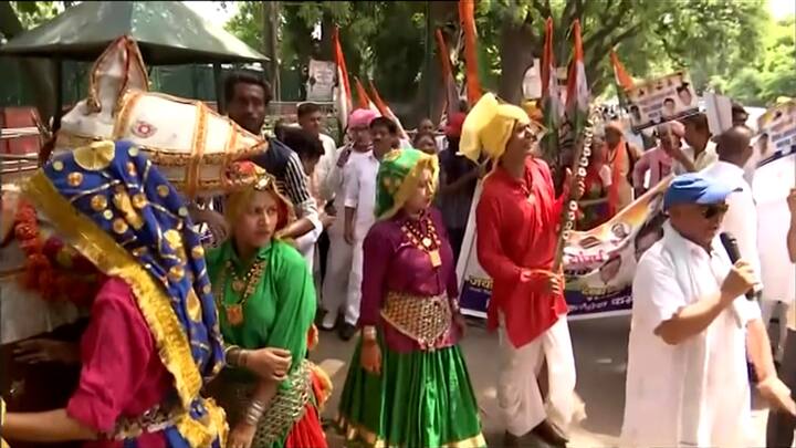 দিল্লির ১০ নম্বর জনপথে, সনিয়া গাঁধীর বাসভবনের বাইরে ধরা পড়ল বর্ণময় উচ্ছ্বাসের ছবি।