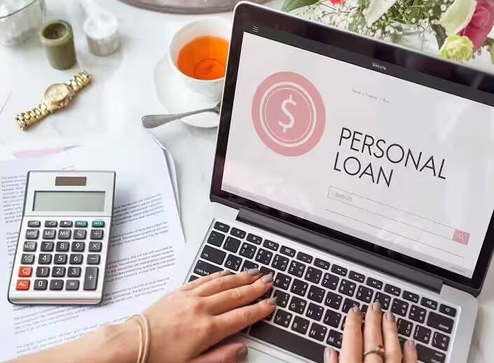 Personal Loan Interest: જ્યારે તમને પૈસાની જરૂર હોય ત્યારે પર્સનલ લોન લેવી એ વધુ સારો વિકલ્પ હોઈ શકે છે, પરંતુ રેપો રેટમાં સતત વધારાને કારણે ઘણી બેન્કોએ તેમના વ્યાજદરમાં વધારો કર્યો છે.
