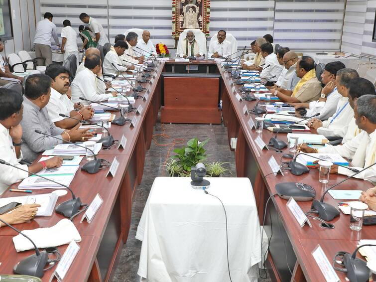 Bhumana Karunakar Reddy Offers Prayers At Tirumala Temple participated in TTD Meeting Bhumana Karunakar Reddy: ప్రత్యేక ఆహ్వానితుడిగా టీటీడీ పాలకమండలి సమావేశంలో పాల్గొన్న భూమన కరుణాకర్ రెడ్డి