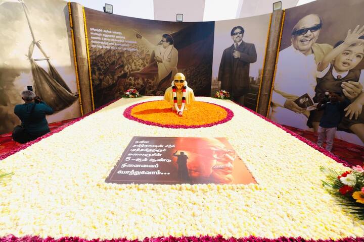 இதற்கு முன்னதாக தமிழ்நாடு முன்னாள் முதலமைச்சர் மற்றும் மறைந்த திமுக தலைவர் கலைஞர் கருணாநிதி அவர்களின் நினைவு தினத்தை முன்னிட்டு சென்னை மெரீனா கடற்கரையில் உள்ள கலைஞர் நினைவிடத்தில் திமுக துணைப் பொதுச் செயலாளர் கனிமொழி எம்.பி நேரில் சென்று அஞ்சலி செலுத்தினார்.