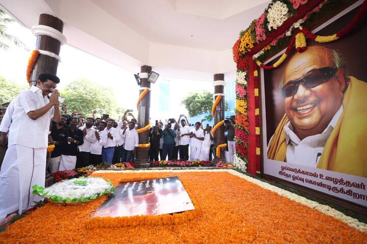 இதனைத் தொடர்ந்து பேரணியின் நிறைவில் கருணாநிதி நினைவிடத்தில் அஞ்சலி செலுத்தப்பட்டது. கலைஞர் கருணாநிதியின் 5-ஆம் ஆண்டு நினைவு தினத்தை முன்னிட்டு அவரது நினைவிடத்தில் வண்ணப்பூக்களால் அலங்கரிக்கப்பட்டுள்ளது.