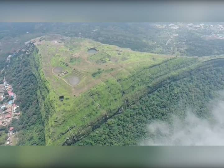 लोहगड हे लोणावळ्यातील प्रसिद्ध पर्यटन ठिकाण. वीकेण्डला पुणे, मुंबईच्या पर्यटक इथे हजेरी लावतात.