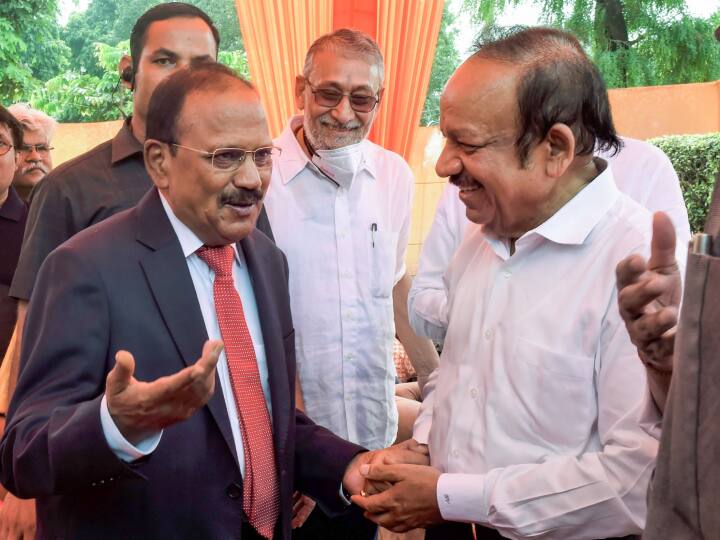 सर्वे में पूछा गया कि क्या आप उम्मीदवार के नाम पर वोट देंगे? इस सवाल पर 75 प्रतिशत जनता ने डॉ हर्षवर्धन के नाम पर वोट देने की बात मानी. जबकि 10 फीसदी ने नहीं में उत्तर दिया और 15 प्रतिशत ने नहीं मालूम कहा.