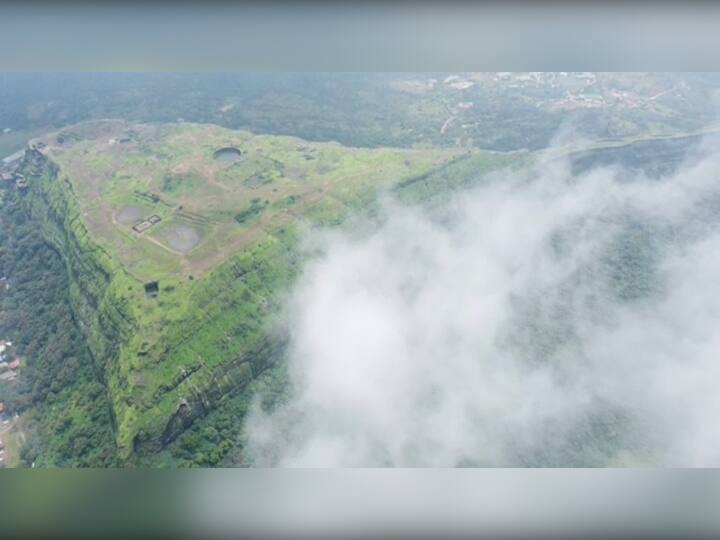पावसात लोहगड किल्ला पर्यटकांना खुणावत असतो. सध्या इथे धुक्याची चादर पाहायला मिळत आहे.