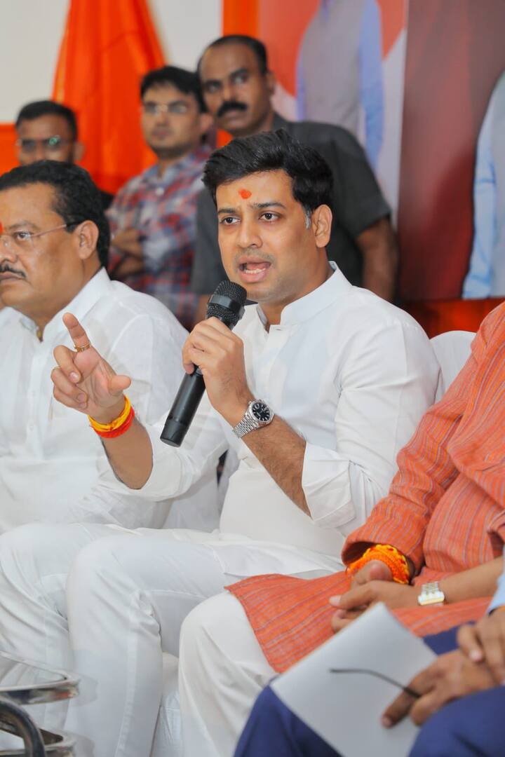 दरम्यान पक्षाच्या नेत्यांनी, लोकप्रतिनिधींनी कार्यकर्त्यांशी वेळोवेळी संवाद साधायला हवा, असे आवाहन यावेळी उपस्थित असलेल्या सर्व स्थानिक लोकप्रतिनिधी आणि पदाधिकाऱ्यांना त्यांनी केले.