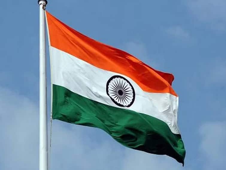 Independence Day 2023: Buy National Flag For Rs 25 Through Post Offices know details Independence Day 2023: ఇండిపెండెన్స్‌ డేకు పోస్టాఫీస్ సూపర్ ఆఫర్, ఇలా చేస్తే మీ ఇంటికే జాతీయ పతాకం
