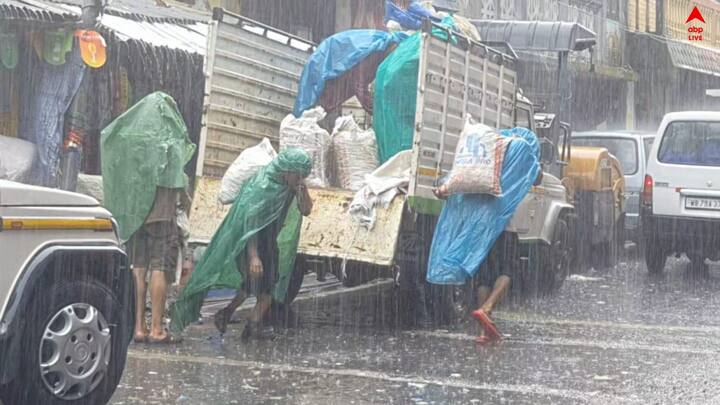 কোচবিহারে মঙ্গলবারেও ভারী বৃষ্টির সম্ভাবনা রয়েছে। বুধবার ৯ অগাস্ট থেকে বৃষ্টির পরিমাণ কমবে উত্তরবঙ্গে।