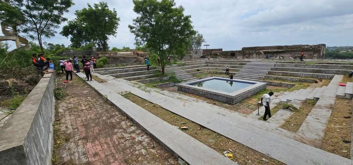 ऐतिहासिक व धार्मिक इतिहास लाभलेल्या नांदेड शहरात हा एक किल्ला आहे.