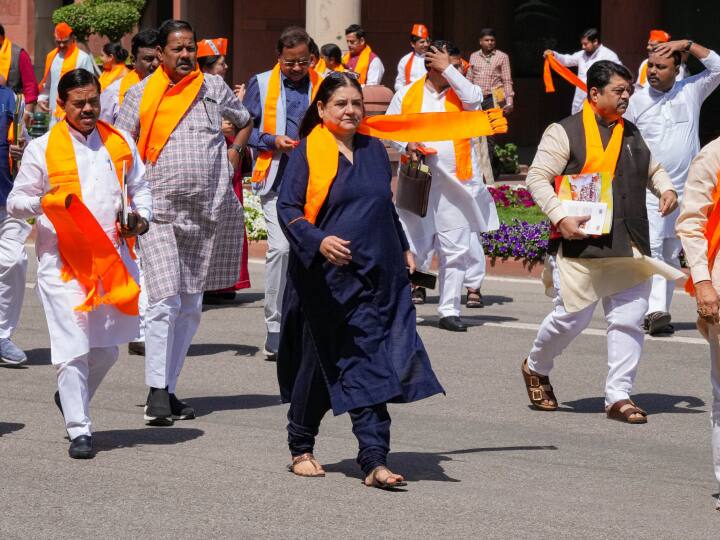 सबसे बड़ा सवाल क्या 2024 में मौजूदा सांसद मेनका गांधी को वोट देंगे? इस पर लोगों के जवाब सांसद के पक्ष में रहा. सबसे ज्यादा 74 फीसदी लोगों ने मेनका गांधी को दोबारा चुना. 20 प्रतिशत ने नहीं कहा जबकि 6 फीसदी लोगों ने पता नहीं में जवाब दिया.