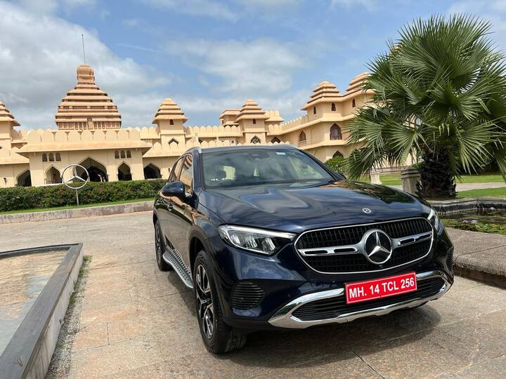 जीएलसी रेंज में 4मैटिक के साथ GLC 300 पेट्रोल और 48V इंटीग्रेटेड स्टार्टर जनरेटर टेक्नोलॉजी शामिल है, जो 200 nm और 23 bh से लेकर 258 bhp और 400 nm तक इलेक्ट्रिक बूस्ट करने का काम करता है, जीएलसी पेट्रोल पर 14.72 किमी प्रति लीटर तक का माइलेज देगी, जबकि इसी सिस्टम के साथ जीएलसी डीजल का माइलेज 19.47kmpl है.