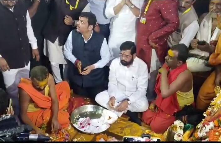 या कार्यक्रमाच्या आधी मुख्यमंत्री एकनाथ शिंदे दोन्ही उपमुख्यमंत्री इतिहासात पहील्यांदाच खंडोबा चरणी लीन झाले.