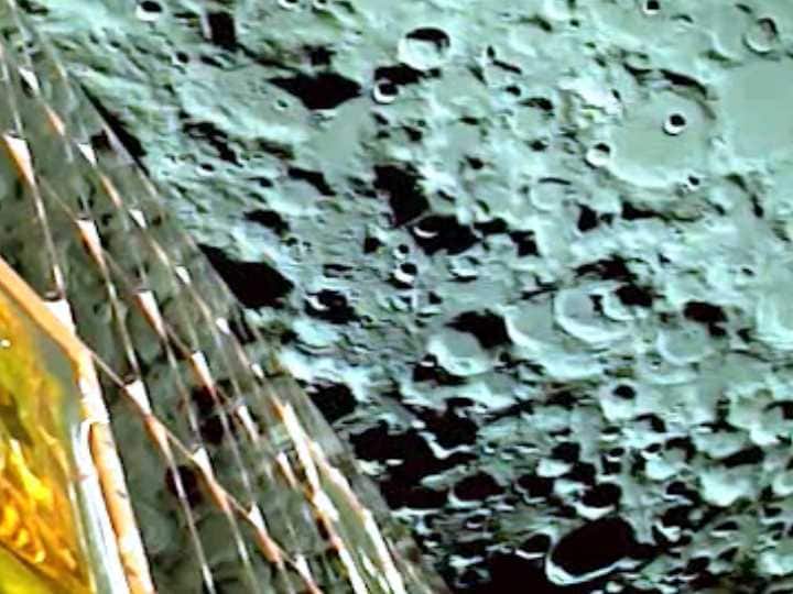 Chandrayaan 3: भारतीय अंतरिक्ष अनुसंधान संगठन ISRO ने पहली बार चंद्रयान-3 के कैमरे से ली हुई चंद्रमा की तस्वीरें जारी की है. आप भी देखिए यहां.