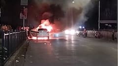 The Burning Car : मुंबईत दादरमध्ये भरधाव कारला भीषण आग; सुदैवाने जीवितहानी नाही, कार जळून खाक