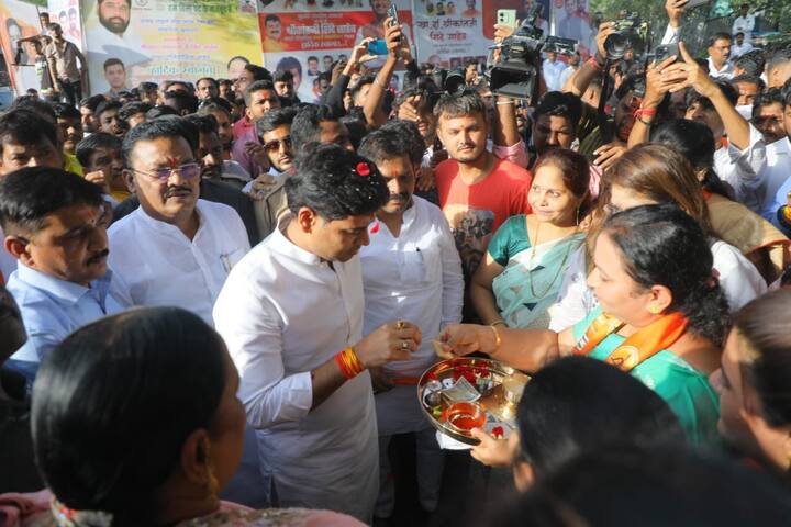 राज्याचे मुख्यमंत्री एकनाथ शिंदे यांच्या मार्गदर्शनाखाली मुंबई आणि आसपासच्या शहरांमध्ये शिवसेना शाखा संपर्क अभियान राबवण्यात येत आहे.