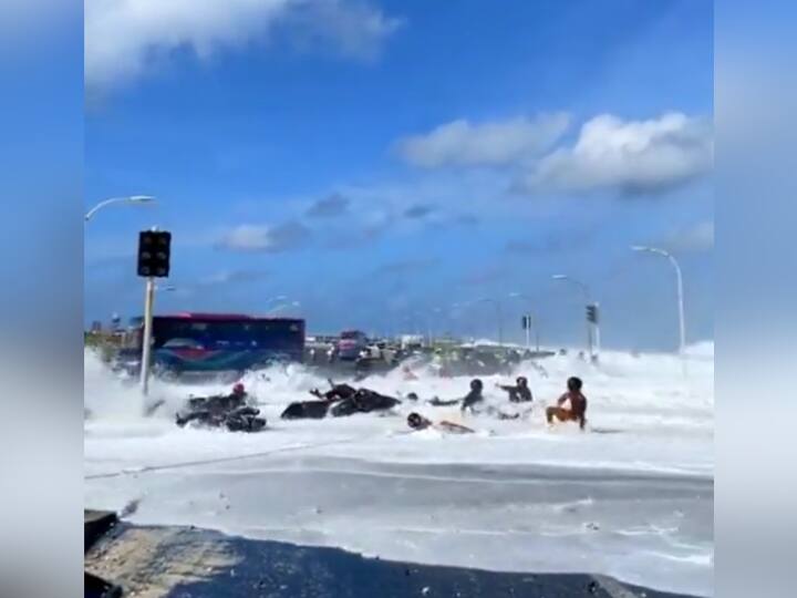 Vehicles Running On Road Suddenly Sea Wave Arose Watch Viral Video सड़क पर चल रही थीं गाड़ियां, अचानक समंदर से उठी 'मौत की लहर', बह गए एक साथ कई लोग, देखें Video