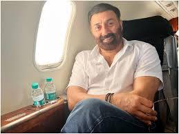 ਦੱਸ ਦੇਈਏ ਕਿ ਨਸ਼ਿਆਂ ਨੂੰ ਲੈ ਕੇ ਇੰਡਸਟਰੀ 'ਚ ਕਾਫੀ ਹੰਗਾਮਾ ਹੋਇਆ ਸੀ, ਜਿਸ 'ਤੇ ਸੰਨੀ ਦਿਓਲ ਨੇ ਵੀ ਪ੍ਰਤੀਕਿਰਿਆ ਦਿੱਤੀ। ਸੰਨੀ ਦਿਓਲ ਫਿਲਮ ਇੰਡਸਟਰੀ ਦੇ ਮਸ਼ਹੂਰ ਕਲਾਕਾਰ ਹਨ। ਸੰਨੀ ਦਿਓਲ ਦਾ ਨਾਂ ਸੁਣਦਿਆਂ ਹੀ ਢਾਈ ਕਿੱਲੋ ਦਾ ਹੱਥ ਦਿਖਾਈ ਦੇਣ ਲੱਗਦਾ ਹੈ।