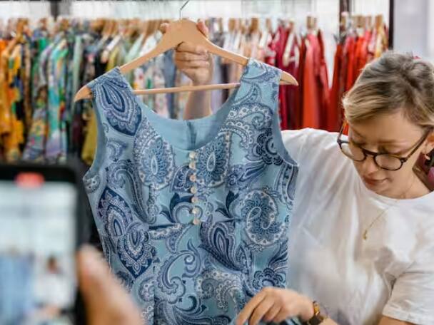 ਬ੍ਰਾਂਡੇਡ ਕੱਪੜਿਆਂ 'ਤੇ ਲੇਬਲ ਜ਼ਰੂਰ ਹੁੰਦਾ ਹੈ ਅਤੇ ਲੇਬਲ ਹਮੇਸ਼ਾ ਅੰਦਰ ਵੱਲ ਲੱਗਿਆ ਹੁੰਦਾ ਹੈ ਅਤੇ ਨਕਲੀ ਕੱਪੜਿਆਂ 'ਤੇ ਲੇਬਲ ਬਾਹਰਲੇ ਪਾਸੇ ਲੱਗਿਆ ਹੁੰਦਾ ਹੈ।