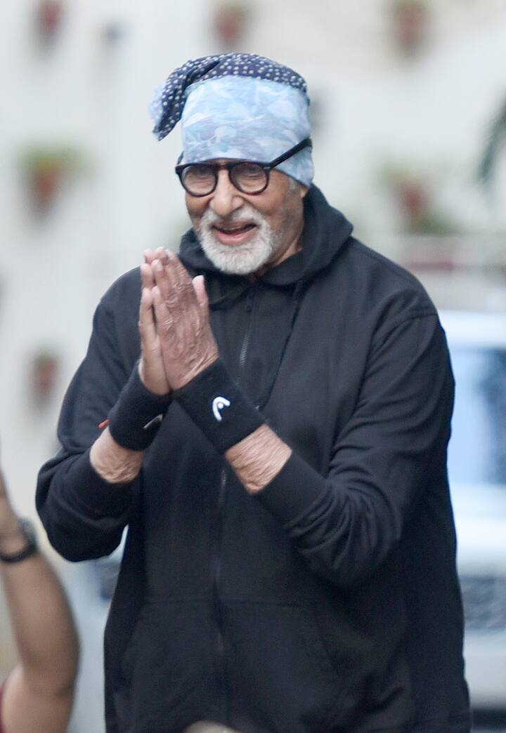 बता दें कि जब अस्पताल में अमिताभ बच्चन का इलाज चल रहा था तो डॉक्टर्स ने उन्हें ‘क्लीनिकली डेड’ घोषित कर दिया था. लेकिन कहते हैं ना जाको राखे साईयां मार सके ना कोई..करोड़ों फैंस की दुआओं और प्यार ने अमिताभ बच्चन को बचा लिया और वो कुछ दिन बाद स्वस्थ होकर घर लौटे.