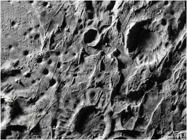 इसमें कई बड़े-बड़े गड्ढे भी हैं, जो अंतरिक्ष की चट्टानों और एस्टेरॉइड के टकराने से हो जाते हैं. लेकिन चंद्रमा पर सांस लेने के लिए हवा नहीं है.