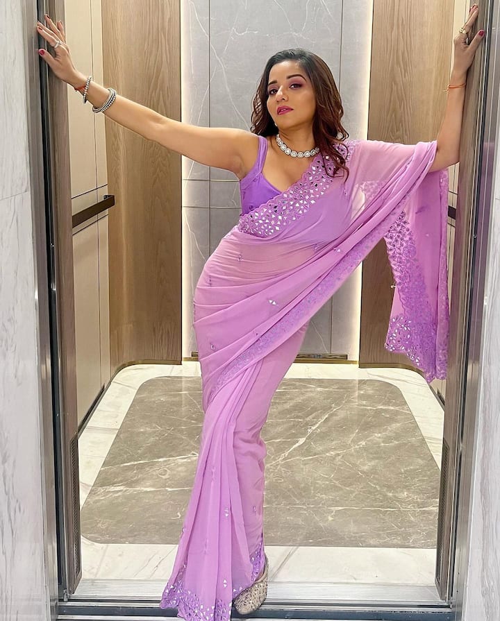 ચાહકો પણ તેના આ શાનદાર સાડી લૂકને પસંદ કરી રહ્યા છે.