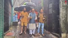 Heavy Rain: প্রবল বর্ষণ দার্জিলিংয়ে, ঝাপসা হল পাহাড়ি রাস্তা, হার মানল ছাতাও