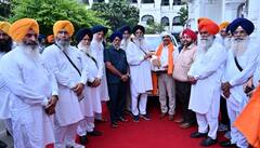 ਮਹਿੰਦਰਾ ਕੰਪਨੀ ਵੱਲੋਂ ਸ੍ਰੀ ਦਰਬਾਰ ਸਾਹਿਬ ਵਿਖੇ ਸਕਾਰਪੀਉ ਐਨ ਆਟੋਮੈਟਿਕ ਗੱਡੀ ਭੇਟ, SGPC ਪ੍ਰਧਾਨ ਨੇ ਕੰਪਨੀ ਅਧਿਕਾਰੀਆਂ ਨੂੰ ਕੀਤਾ ਸਨਮਾਨਿਤ