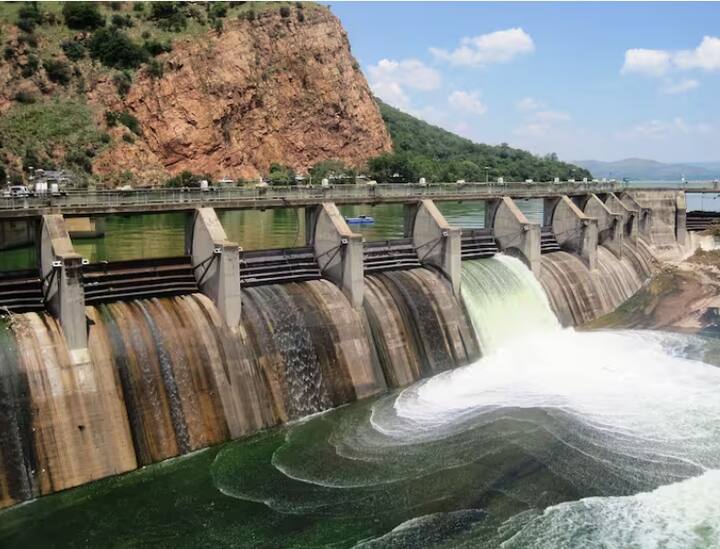 ਇਸ ਤੋਂ ਇਲਾਵਾ, ਕਿਊਸਿਕ ਪਾਣੀ ਦੇ ਵੱਖ-ਵੱਖ ਸਰੋਤਾਂ ਤੋਂ ਸਮੇਂ-ਸਮੇਂ 'ਤੇ ਵੱਖ-ਵੱਖ ਸਪਲਾਈ ਦੀ ਮਾਤਰਾ ਨੂੰ ਮਾਪਣ ਲਈ ਵੀ ਵਰਤਿਆ ਜਾਂਦਾ ਹੈ। ਇਹ ਵਿਗਿਆਨਕ ਅਧਿਐਨਾਂ ਜਿਵੇਂ ਕਿ ਜਲਵਾਯੂ ਪਰਿਵਰਤਨ ਅਤੇ ਜਲ ਸਰੋਤਾਂ (ਡੈਮਾਂ ਆਦਿ) ਦੀ ਸੁਰੱਖਿਆ ਵਿੱਚ ਵੀ ਮਹੱਤਵਪੂਰਨ ਭੂਮਿਕਾ ਨਿਭਾਉਂਦਾ ਹੈ।