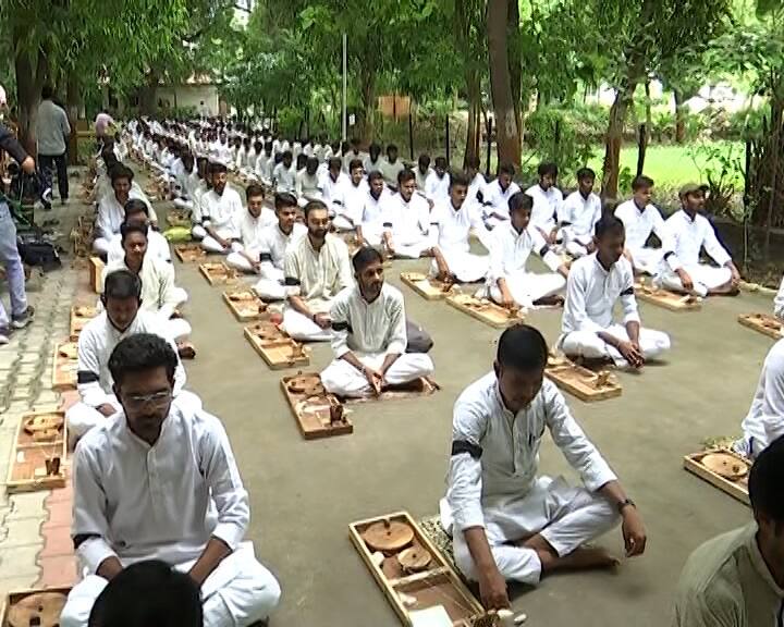Vidyapeeth Controversy: Students protest against university staff over the sarva dharma prarthana વિદ્યાપીઠમાં વિવાદ, વિદ્યાર્થીઓનો જોરદાર વિરોધ, કાળીપટ્ટી બાંધીને રસ્તાં પર બેસી ગ્યાં, જાણો શું છે મામલો