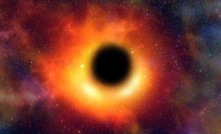 তবে কৃষ্ণগহ্বরের মাধ্যাকর্ষণ শক্তির প্রভাব পড়ে গ্রহ-নক্ষত্র সকলের উপরই। ছায়াপথের একেবারে কেন্দ্রস্থলে অবস্থান হয় কৃষ্ণগহ্বরের। এই কৃষ্ণগহ্বরের মাধ্যাকর্ষণ শক্তির প্রভাবেই গ্রহ-নক্ষত্ররা সচল বলে মনে করা হয়। তাই বলে সকলকে গিলে খায় না মোটেই।