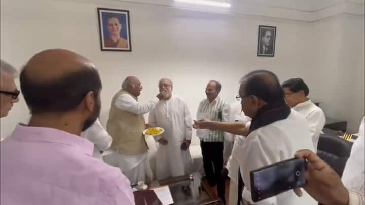 কংগ্রেস নেতা সাংসদ পদ ফিরে পাওয়ায় সেলিব্রেশন বিরোধী জোটের  I.N.D.I.A –র। সুদীপ বন্দ্যোপাধ্যায়কে মিষ্টি খাওয়ালে মল্লিকার্জুন খাড়গে।