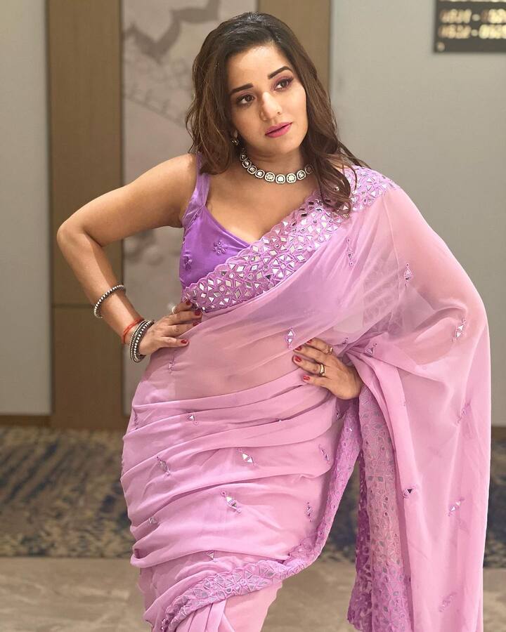 સાડી લૂકમાં એક્ટ્રેસ ખૂબ જ સુંદર લાગી રહી છે. મોનાલિસાએ કેમેરાની સામે ગ્લમેરસ પોઝ આપ્યા છે.