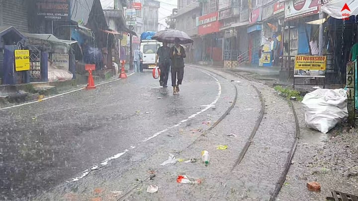 তবে প্রাকৃতিক দুর্যোগের মুখে অতীতেও বারবার এসেছে উত্তরবঙ্গ। একাধিকবার জাতীয় সড়কে ধ্বস নেমে পরিবহন ব্যবস্থায় প্রভাব ফেলেছে।