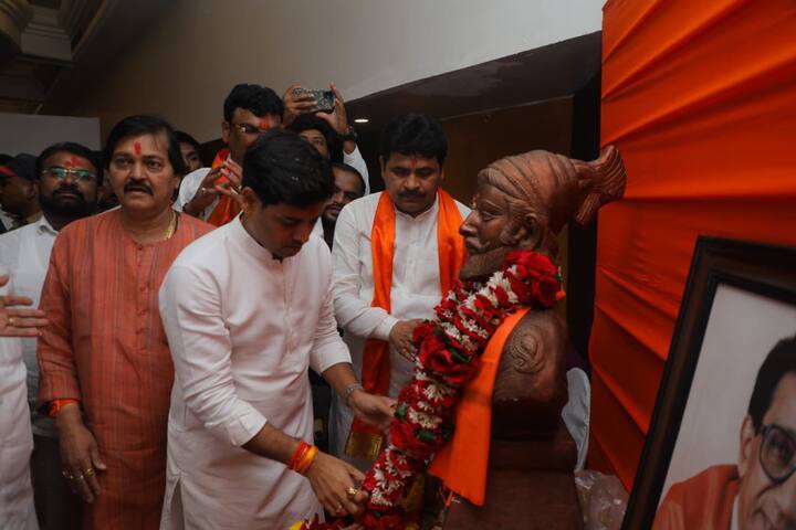 शाखा संपर्क अभियानच्या माध्यमातून पक्षासाठी काम करणाऱ्या प्रत्येक कार्यकर्त्यापर्यंत पोहचण्याचा आपण प्रयत्न करत असल्याचे यावेळी शिंदे यांनी सांगितले.