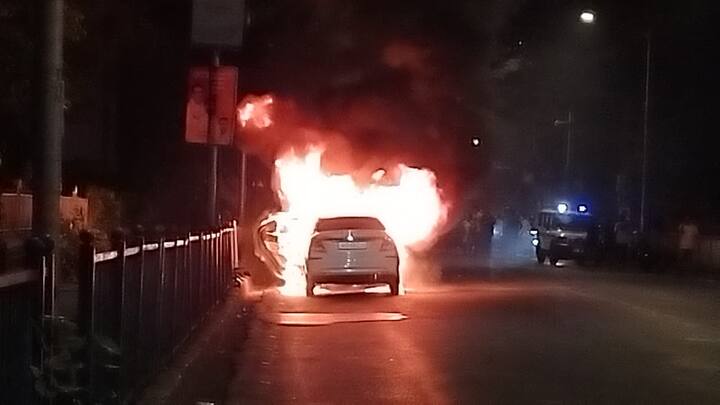 The Burning Car : मुंबईत दादरच्या टिळक पुलावर मध्यरात्री एका भरधाव स्विफ्ट डिजायर मोटर कारने पेट घेतला.