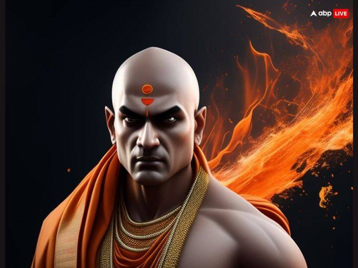 चाणक्य कहते हैं कि जिस प्रकार पूर्णिमा के चांद के स्थान पर दूज या चौथ का छोटा चांद पूजा जाता है, उसी प्रकार सद्गुणों से युक्त इंसान निर्धन एवं नीच कुल से संबंधित होते हुए पूजनीय होता है.