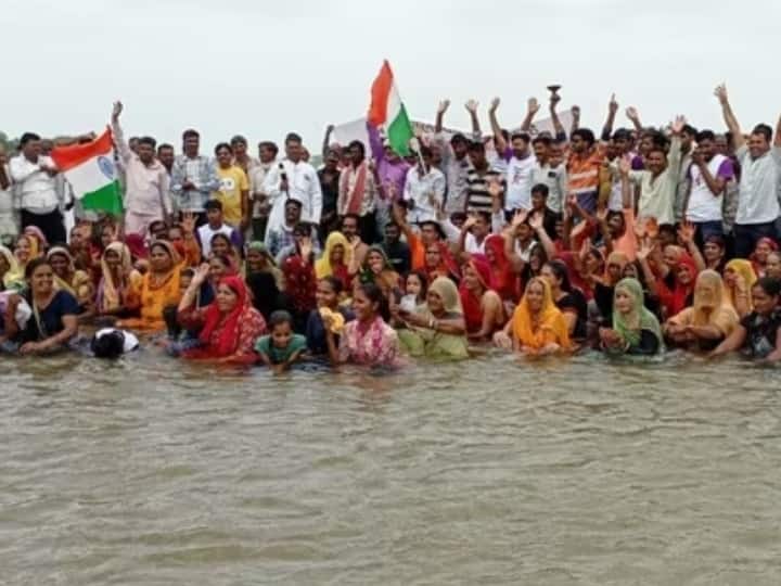 Rajasthan News Ardh Jal Samadhi taken in Banas river in protest against drinking water Crisis in Chittorgarh ann Chittorgarh News: पानी के लिए लोगों का अनूठा प्रदर्शन, तिरंगे के साथ सैंकड़ों ग्रामीणों ने नदी में ली अर्धजल समाधि