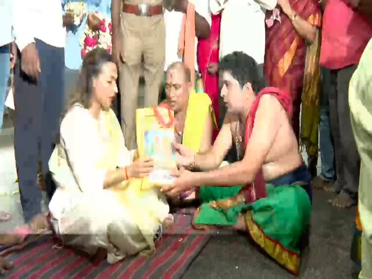 Aishwarya Rajinikanth Visits Tiruvannamalai Arunachaleswarar Temple TNN Aishwarya Rajinikanth: 'லால் சலாம்’ வெற்றியடைய  திருவண்ணாமலை  கோயிலில் ஐஸ்வர்யா ரஜினிகாந்த் சாமி தரிசனம்