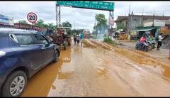 Chhattisgarh News: छत्तीसगढ़ में बारिश से सड़कों का बुरा हाल, लोगों ने सड़क पर की धान की रोपाई, देखें तस्वीरें