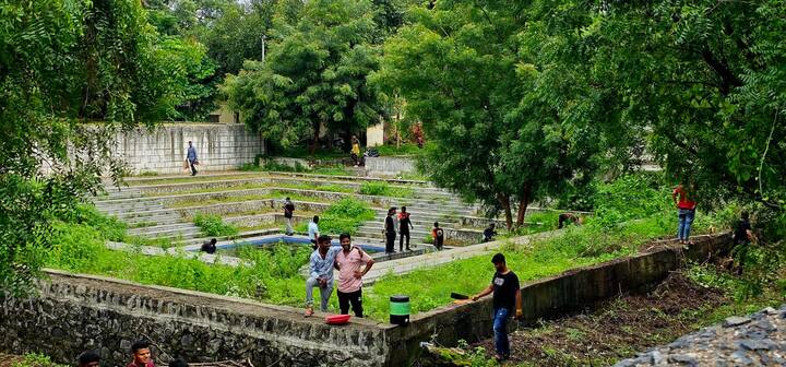 प्रत्येक रविवारी किल्ल्यावर सकाळी तीन-चार तास स्वच्छता मोहिम राबविली जात आहे. विशेष म्हणजे या मोहिमेत शहराचे उपविभागीय पोलिस अधिकारी सुरज गुरव यांनीही सहभाग घेतला आहे.