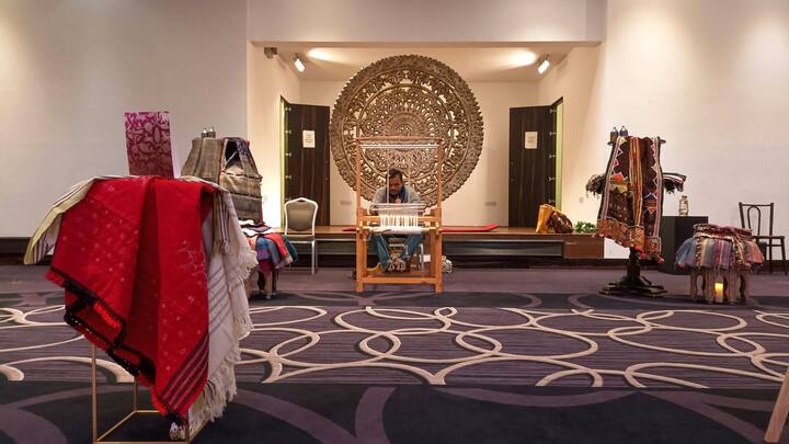 ভারতের ক্ষেত্রেও বিষয়টি অন্যরকম নয়। ভারতেও বস্ত্র উৎপাদন বহু প্রাচীন পেশা, এর সঙ্গে জড়িয়ে বিপুল মানুষের জীবিকা। এখন চাহিদার প্রয়োজনে যন্ত্রচালিত তাঁতের প্রাধান্য থাকলেও হস্তচালিত তাঁতের সমাদর একটুও কমেনি।