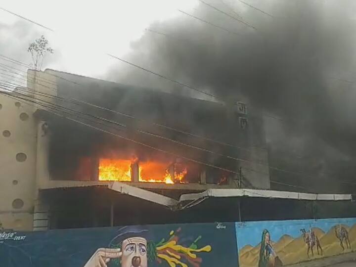 Regal Talkies Fire: इंदौर के रीगल टॉकीज में आग, फायर ब्रिगेड की चार गाड़ियां मौके पर, कई रूट किए गए डायवर्ट Indore Regal Talkies Fire Traffic Diversion Near Shastri Bridge Indore Police in Action Regal Talkies Fire: इंदौर के रीगल टॉकीज में आग, फायर ब्रिगेड की चार गाड़ियां मौके पर, कई रूट किए गए डायवर्ट