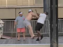 अलबामा के मोंटगोमरी रिवरफ्रंट पर हंगामा, नाविकों ने डॉक कर्मचारी पर किया हमला, कई लोगों को नदी में फेंका