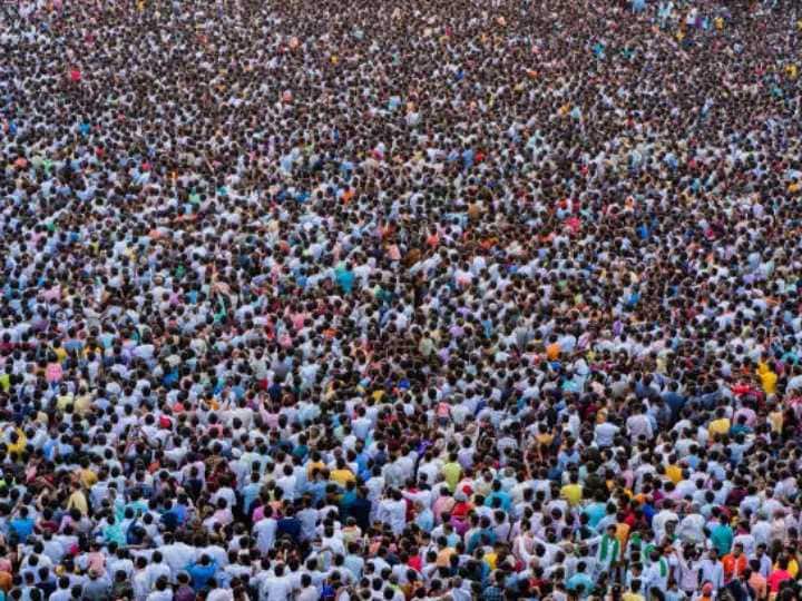 वहीं आखिरी जनगणना साल 2011 में हुई थी तब भारत की आबादी 120 करोड़ पहुंच गई थी.