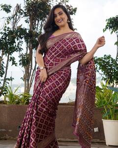 మెరూన్ శారీలో మెరిసిపోతున్న మంజూష!