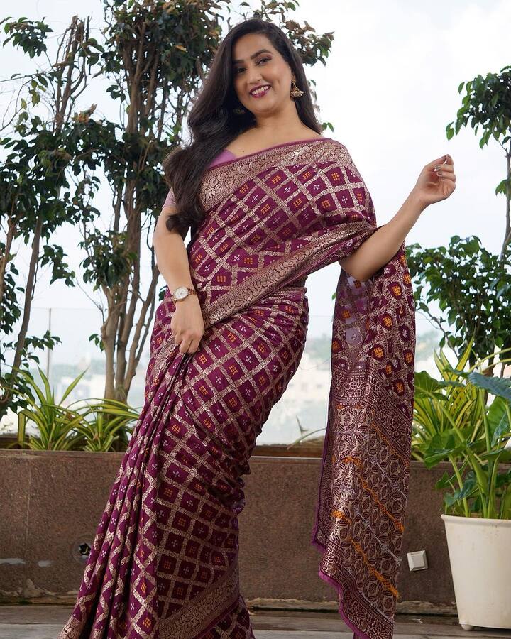 ముఖ్యంగా ఎన్టీఆర్ నటించిన 'రాఖీ' సినిమాలో తారక్ కి చెల్లిగా అద్భుతమైన నటనను కనబరిచింది